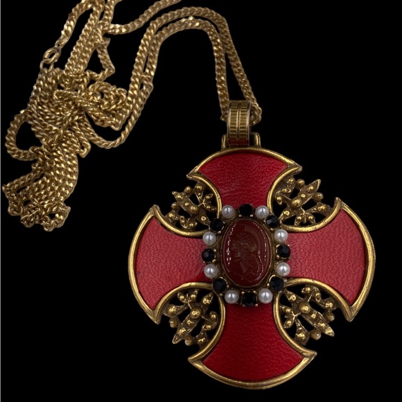 Signed ART ( Art-Mode) Maltese Cross Cameo Heraldic Cameo Necklace - Picture 2 of 4